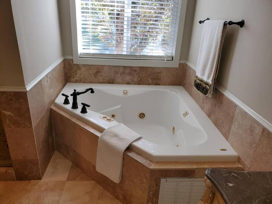 Sleeps16, Spacious Home, Close To Downtown, Beltline, And Walk To Restaurants, 75" Tv, 2 Person Jacuzzi, Ping Pong Атланта Екстер'єр фото