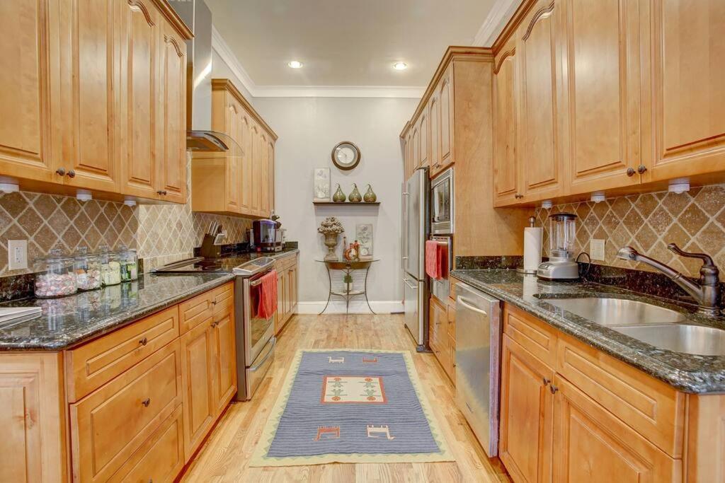 Sleeps16, Spacious Home, Close To Downtown, Beltline, And Walk To Restaurants, 75" Tv, 2 Person Jacuzzi, Ping Pong Атланта Екстер'єр фото